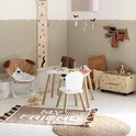 Kindertafel met twee stoelen in een speelkamer. Witte tafel en stoelen met houten poten.