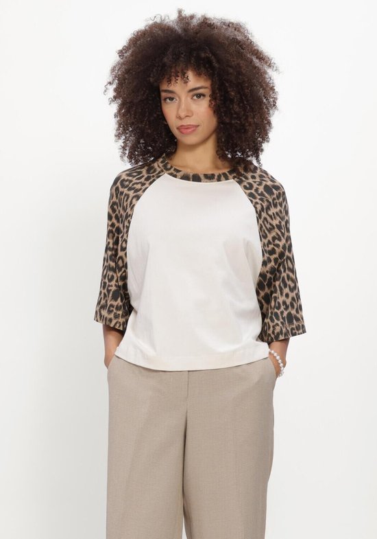 Wit raglan T-shirt met driekwart mouwen met luipaardprint. Gedragen door een model met een beige broek.