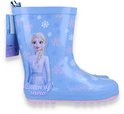 Lichtblauwe rubberlaars met Elsa en 'Queen of snow' tekst. Heeft roze zolen en een sneeuwvlokkenprint.