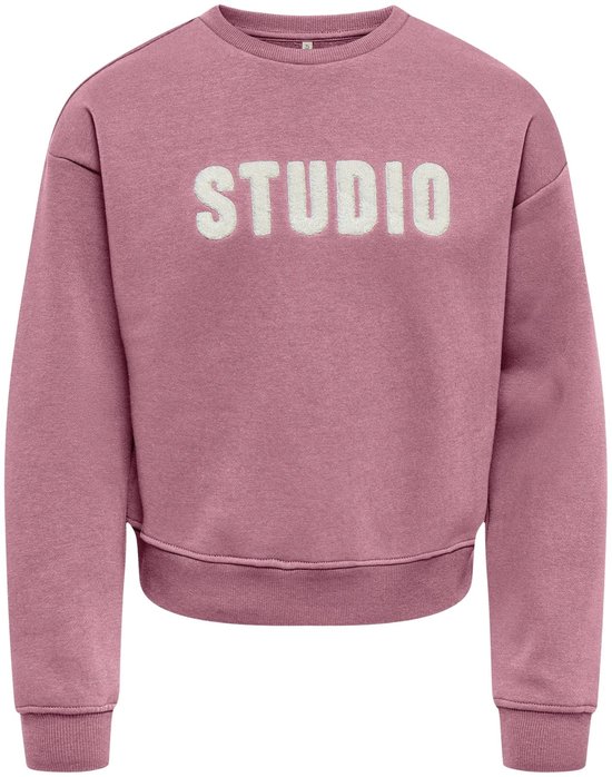 Roze sweater met lange mouwen en witte 'STUDIO' tekst.