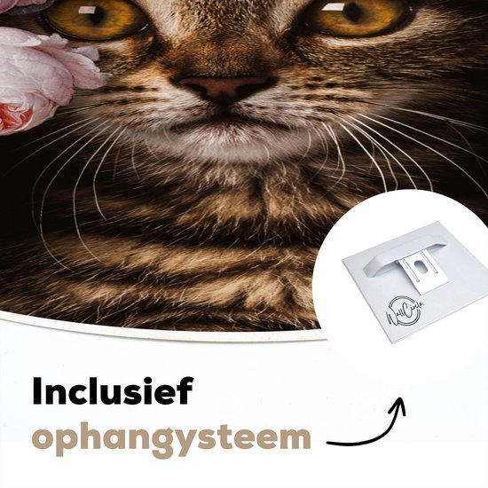 Close-up van kat met bloemenkrans en tekst 'Inclusief ophangsysteem'.