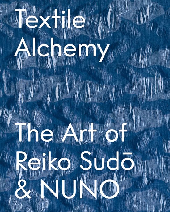 Boekcover "Textile Alchemy: The Art of Reiko Sudo & NUNO" met textuur van blauwe stof.