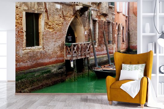 Behang - Fotobehang Grachtenpanden in Italië - Breedte 375 cm x hoogte 280 cm