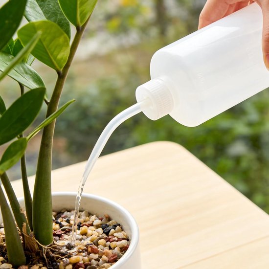 Spuitfles, 500 ml, set van 4 stuks, doseerfles HDPE met gebogen tuit, knijpfles met trechter en etiketten, laboratoriumfles, lekvrij, voor keuken, auto, reiniging, doe-het-zelf — afbeelding 3