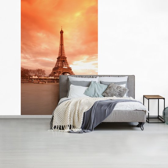 Behang - Fotobehang Eiffeltoren - Parijs - Lucht - Breedte 170 cm x hoogte 260 cm