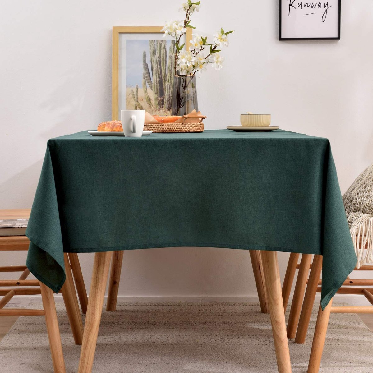 & FALCON Tafelkleed in linnenlook, rechthoekig, linnen, vlekbescherming, onderhoudsvriendelijk, tafellinnen voor binnen, buiten, tuin, restaurant en decoratie, donkergroen, 140 x 180 cm