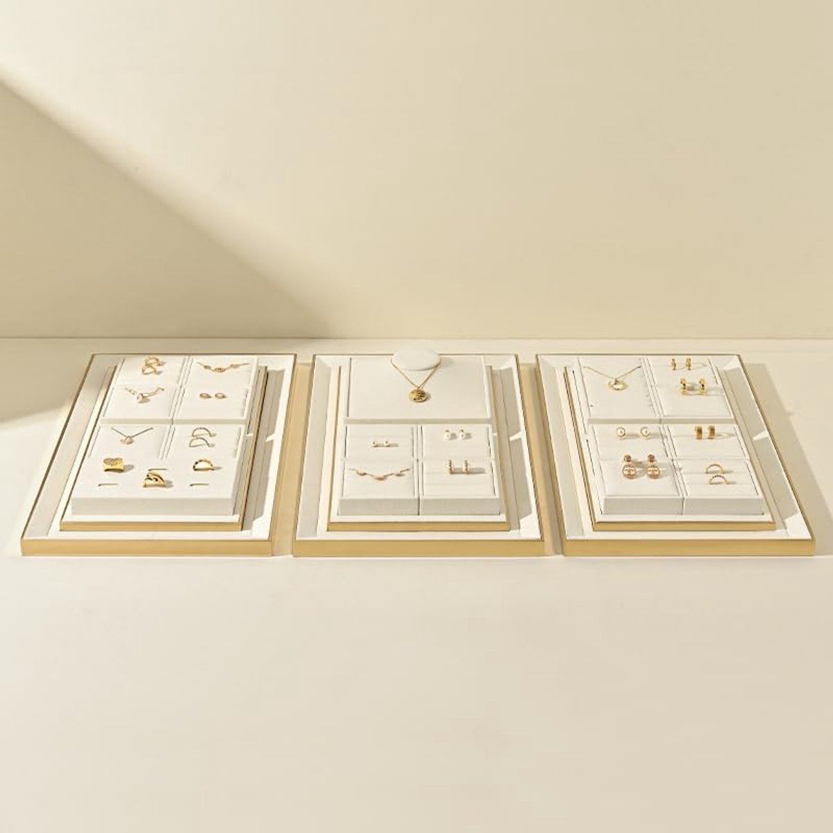 Sieradenpresentatieblad crèmekleurig - minimalistisch ontwerp - modulair en elegant - ideaal voor juweliers - ShopVlot
