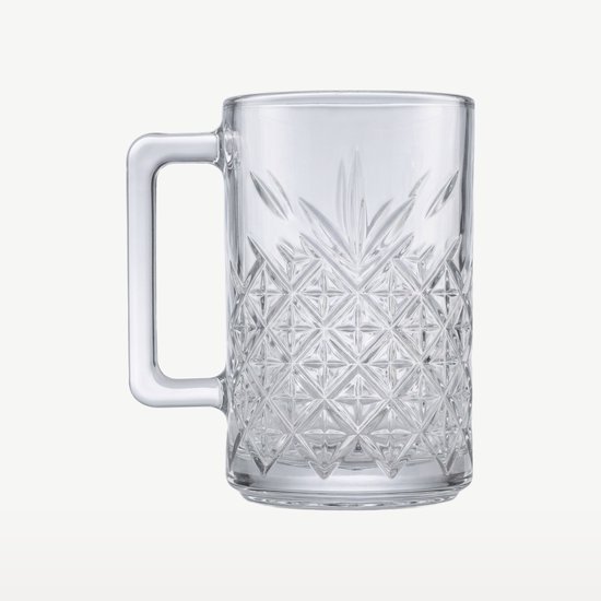 Een helder glazen bierpul met een geometrisch patroon.
