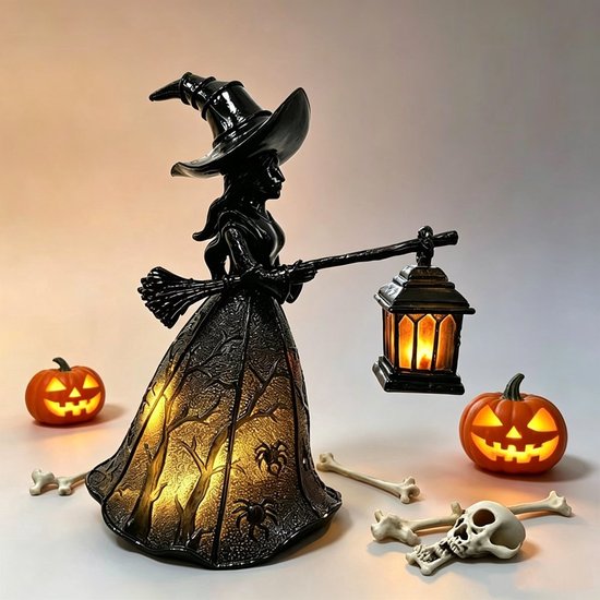 Sorcière noire avec chapeau pointu, balai et lanterne, avec des citrouilles et des os.