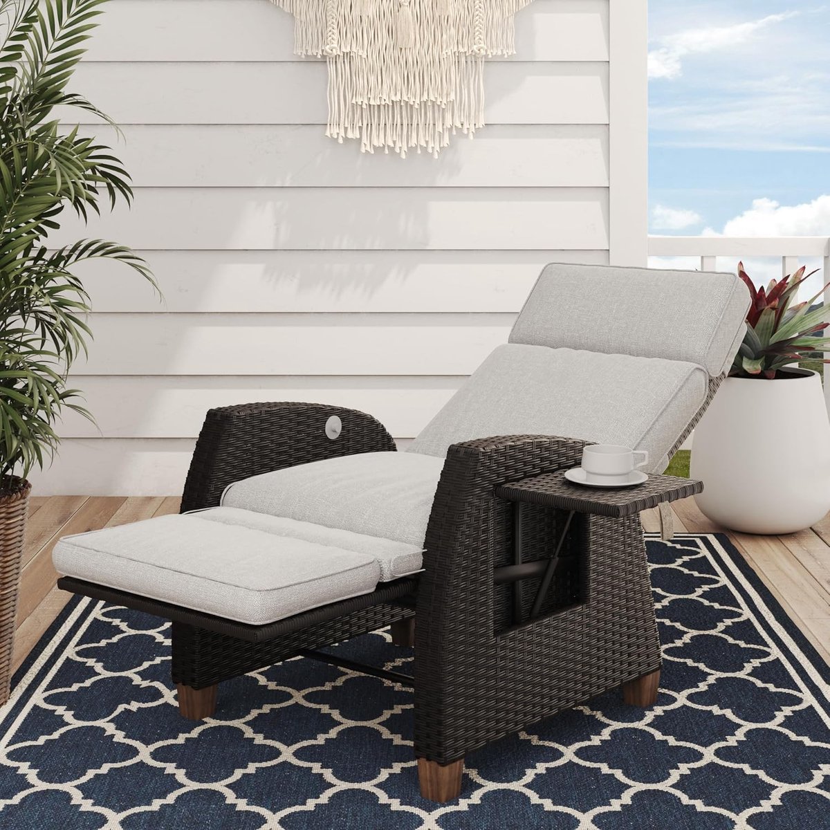 Patio Ligstoel met kussen, armleuningen, aluminium frame, verstelbare rugleuning, rotan, voor binnen en buiten, crèmekleurig kussen en grijs rotan