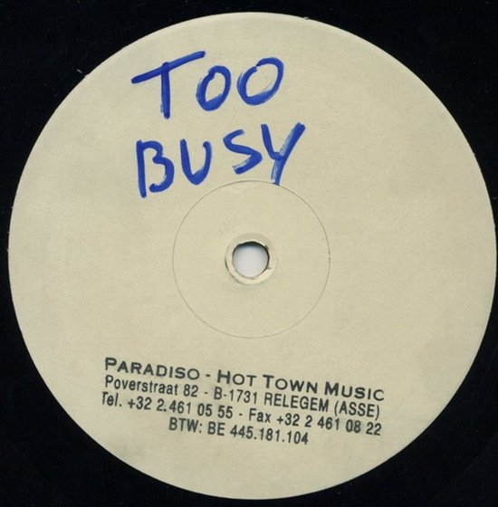 Platenlabel met handgeschreven tekst "Too Busy" en contactgegevens van Paradiso - Hot Town Music.