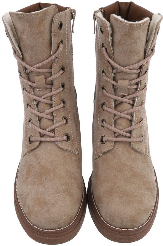 Lage beige veterlaarzen met bontvoering, bruine veters en ritssluiting.