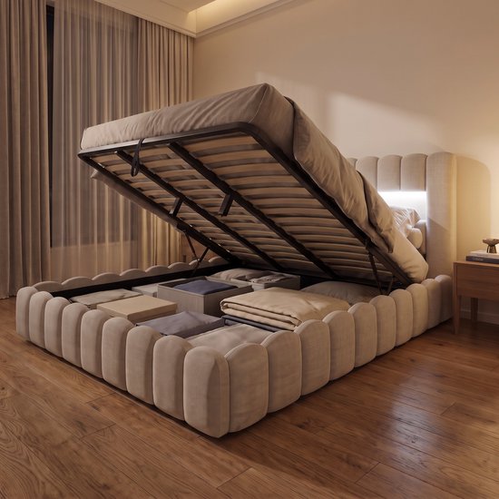 Gestoffeerd opbergbed met opgetild matras en opbergruimte gevuld met dekens en kussens, met LED-verlichting.