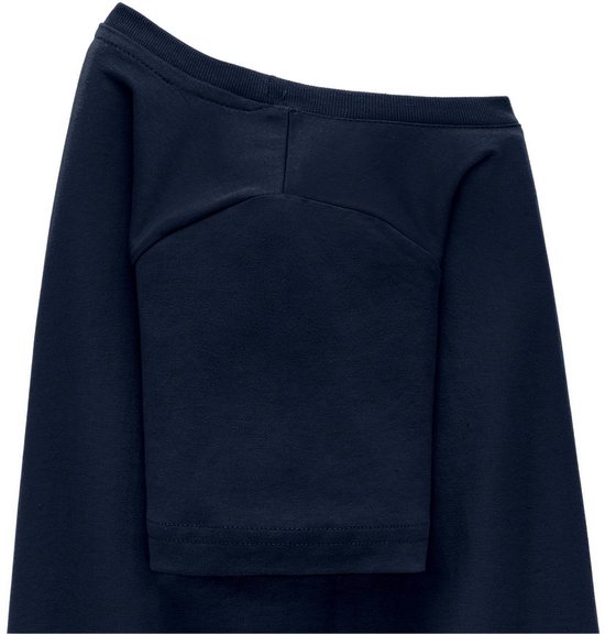 Donkerblauw T-shirt, close-up van de neklijn en schouder.