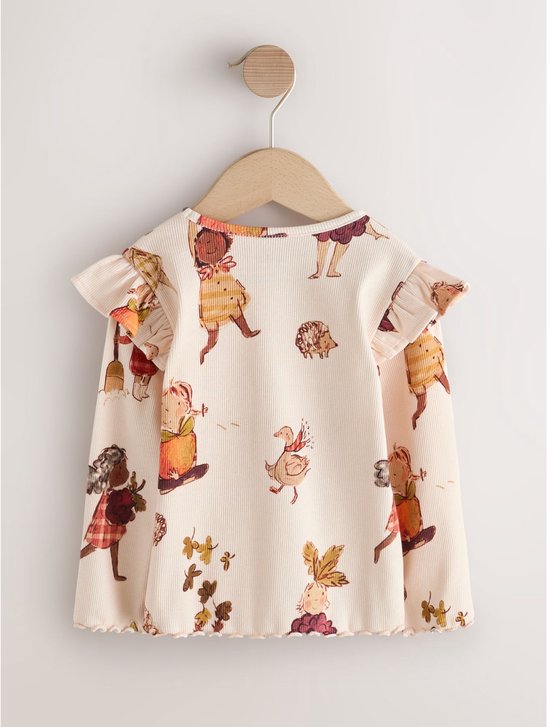 Crème geribbeld T-shirt met lange mouwen met een print van sprookjesfiguren en dieren. Met ruches op de schouders.