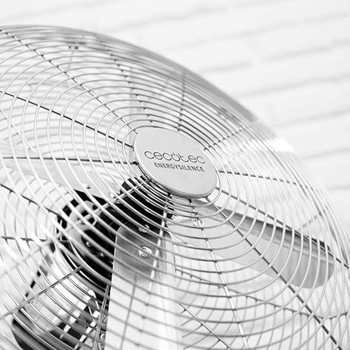 Staande Ventilator - Retro Ventilator - 50 Watt - Chroom Afwerking - 4 Ventilatorbladen - 3 Snelheden - Oscillerend - In Hoogte Verstelbaar - Veiligheidsrooster - Vloerventilator – foto 8