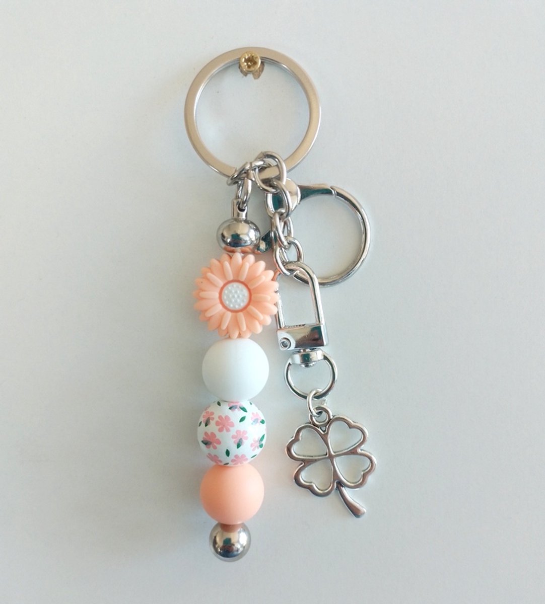 Sleutelhanger, tashanger met kralen | peach | klavertje 4 | bloem