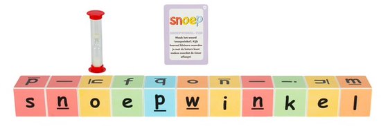 Reeks gekleurde blokken met de letters 's', 'n', 'o', 'e', 'p', 'w', 'i', 'n', 'k', 'e', 'l', 'm'. Een kaart en zandloper liggen ernaast.