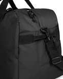 Detail van de zwarte Eastpak reistas: ritssluiting, banden en gesp.