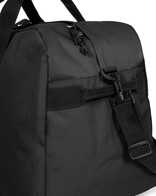 Detail van de zwarte Eastpak reistas: ritssluiting, banden en gesp.