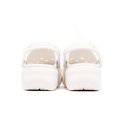Achterkant van twee witte Crocs platformschoenen.
