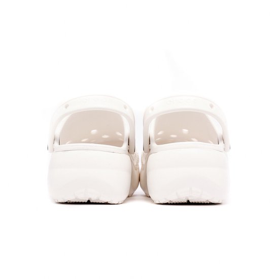 Achterkant van twee witte Crocs platformschoenen.
