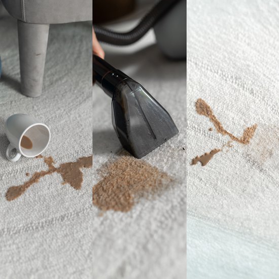 Een witte mok met koffie omgevallen op een lichtgrijs tapijt. Rechts een reinigingsmondstuk zuigt de vlek op.