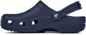 Sabot Classic Clog Crocs bleu marine avec bride arrière et trous d'aération.