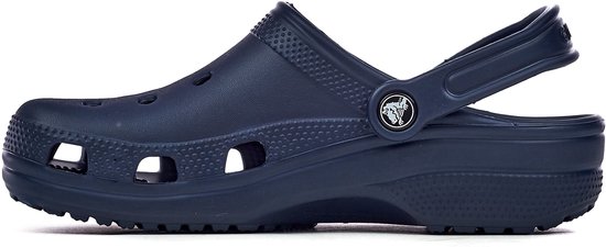 Sabot Classic Clog Crocs bleu marine avec bride arrière et trous d'aération.