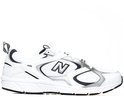 Witte New Balance 408 sneaker met zilveren en zwarte accenten. Het logo 'N' staat aan de zijkant.