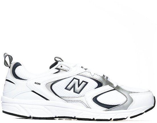 Witte New Balance 408 sneaker met zilveren en zwarte accenten. Het logo 'N' staat aan de zijkant.