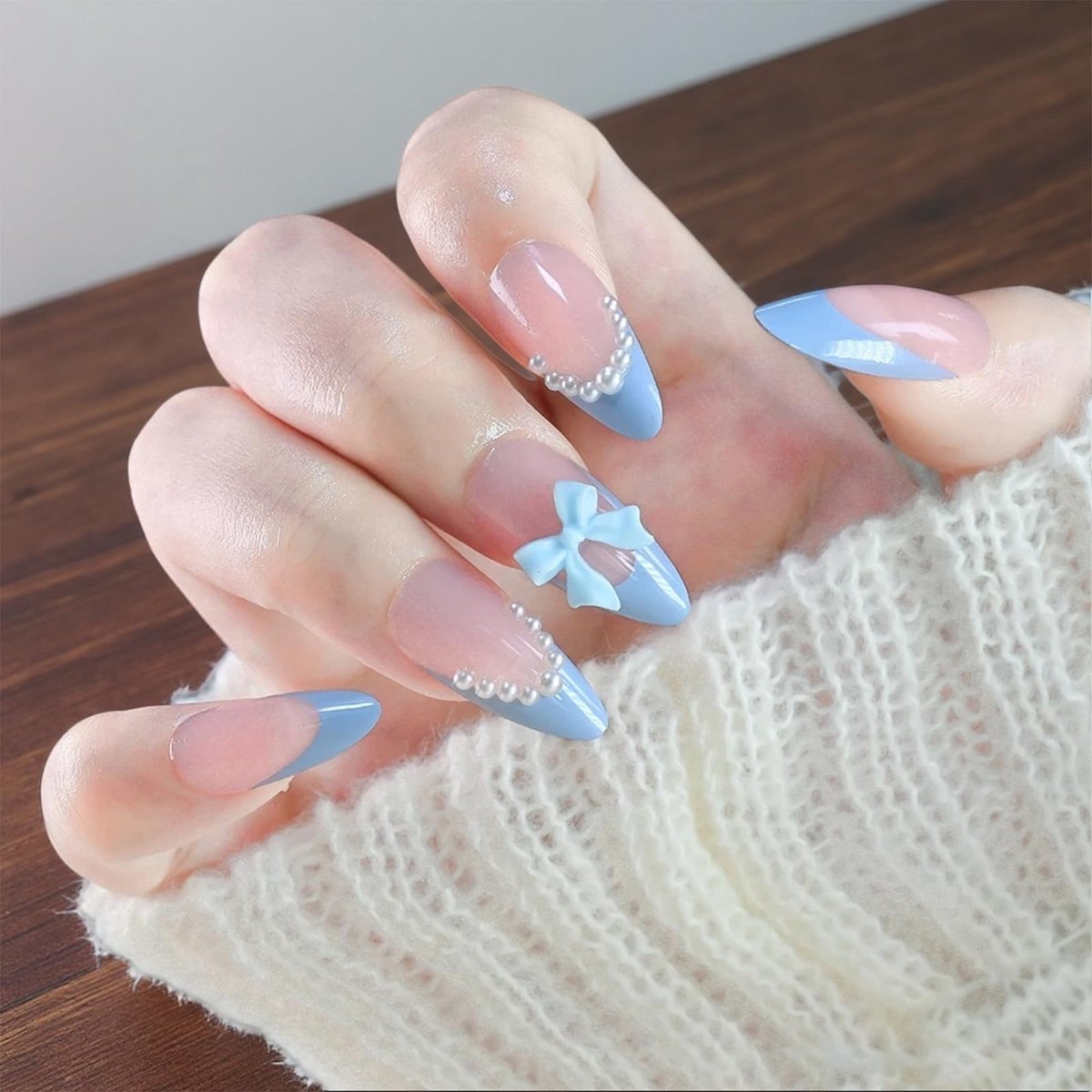 Elzusha - Set van 24 Druk Nagels met Blauw Franse Tip en 3D Strikdesign