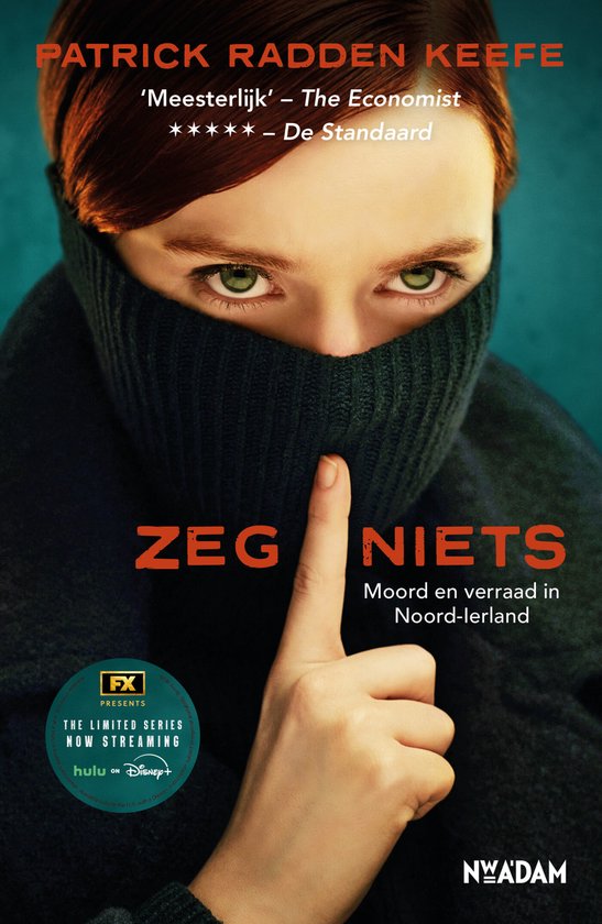 Cover van het boek 'Zeg Niets' met Patric Radden Keefe. Een vrouw bedekt haar mond met een coltrui.