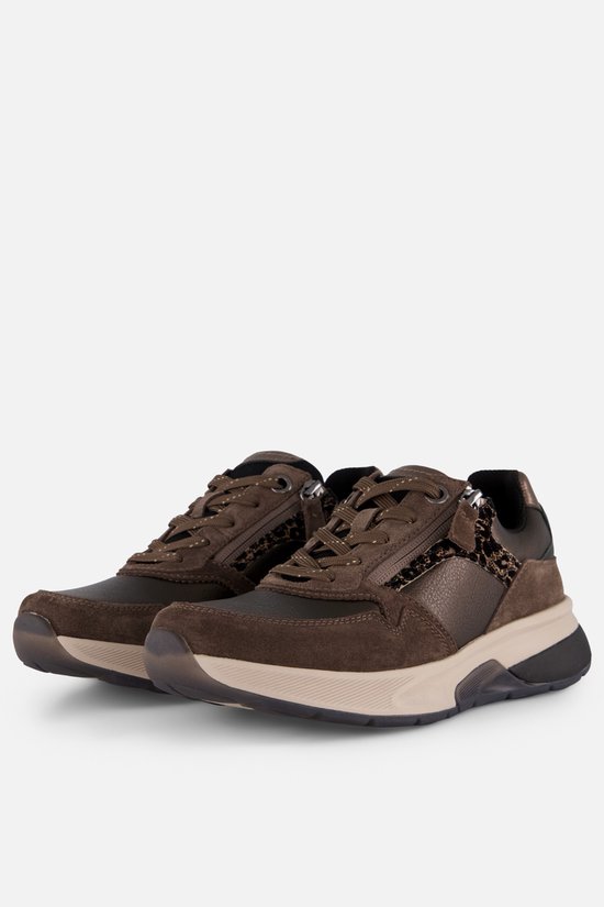 Taupe suède sneakers van Gabor met panterprint accenten en gouden details op de hiel.
