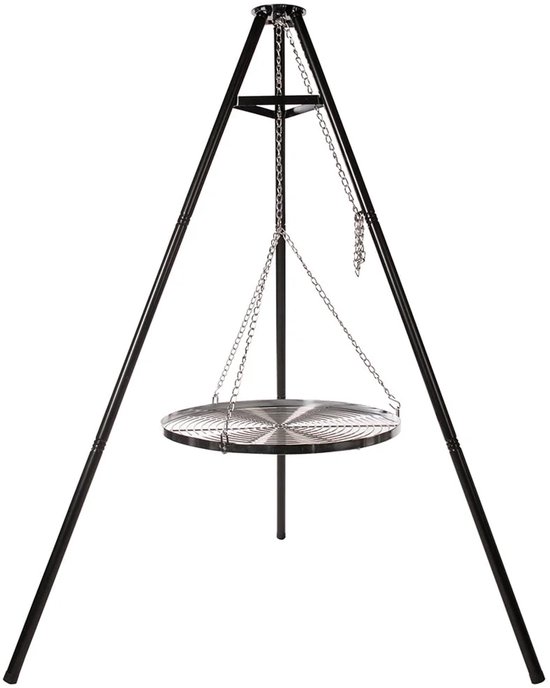 Een zwarte driepoot barbecue met een ronde grill, hangend aan kettingen.