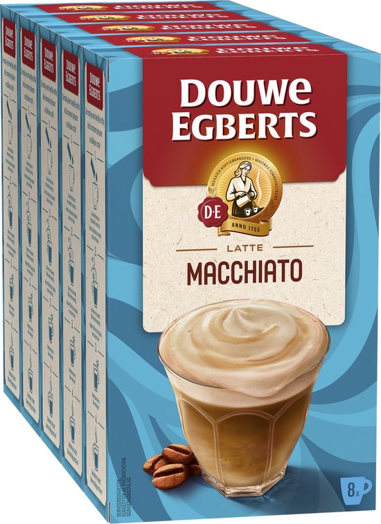 Rij van 5 Douwe Egberts Latte Macchiato verpakkingen, elk met een afbeelding van een glas koffie.
