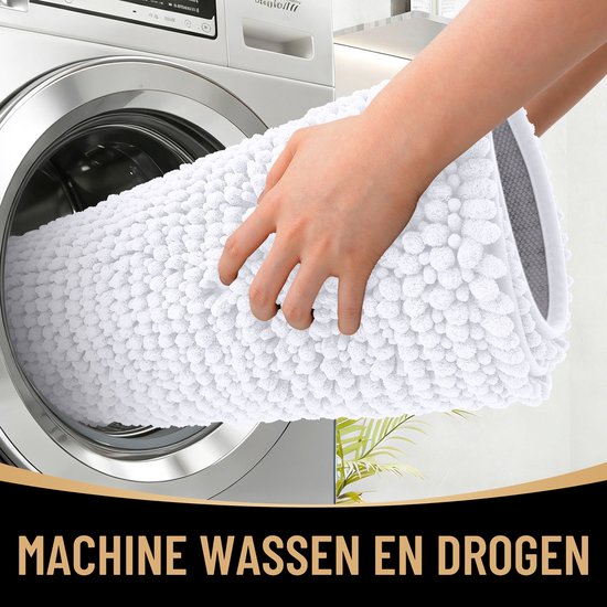 Vinger drukt in een dikke, witte, zachte chenille badmat.