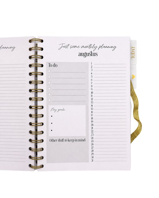 Agenda met de tekst "Just some monthly planning augustus", "To do" en "My goals".