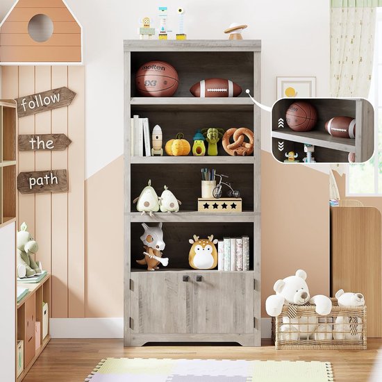 Grijze boekenkast in kinderkamer met speelgoed en boeken, 5 lagen, 2 deuren onderaan.