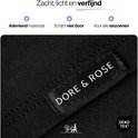 Close-up van zwarte, geribbelde stof met 'DORE & ROSE' label en OEKO TEX logo.