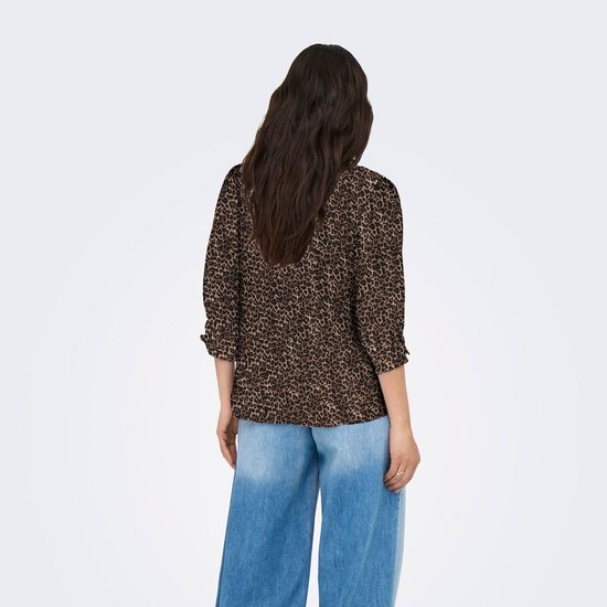 Damesblouse met dierenprint, lange mouwen met ruches, van achteren gezien.