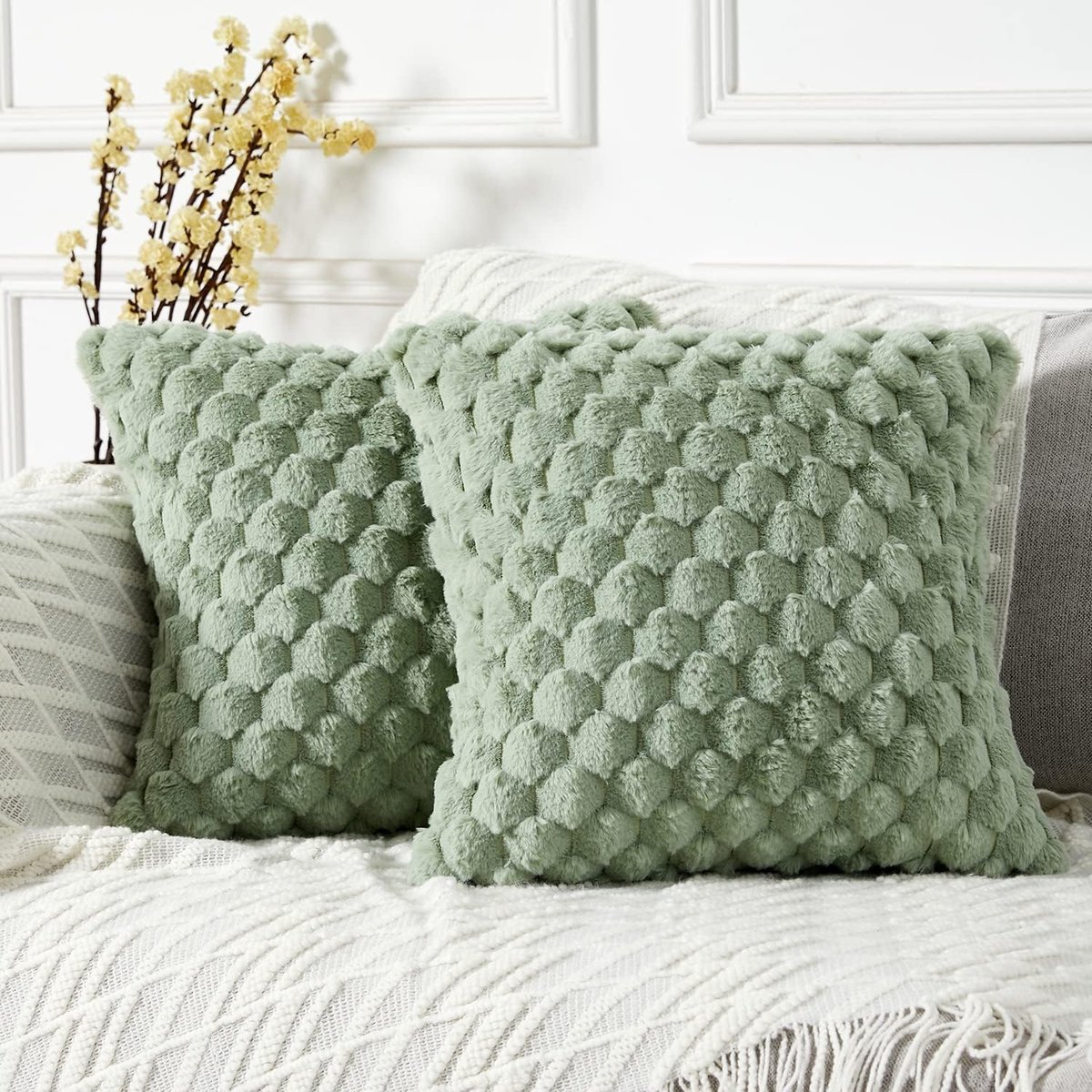 Set van 2 decoratieve faux fur sagegroene sofakussenslopen 45 x 45