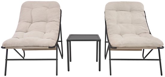 Twee beige loungestoelen met gestoffeerde kussens naast een grijs bijzettafeltje.