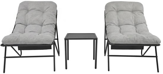 Twee grijze tuinstoelen met een zwart bijzettafeltje ertussen.