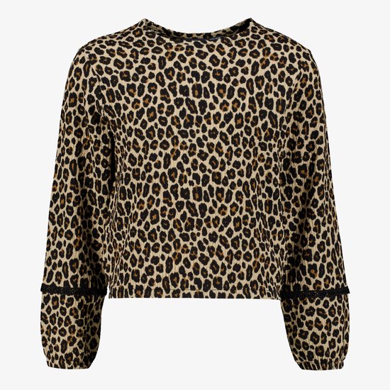 Bruine blouse met zwarte panterprint en kanten boorden aan de mouwen.