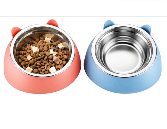 Roze en blauwe kattenvoerbakken, met roestvrijstalen kommen. Een kom is gevuld met brokjes.
