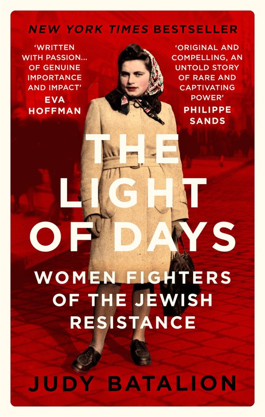 Boekcover 'The Light of Days' met een vrouw in een beige jas en hoofddoek.