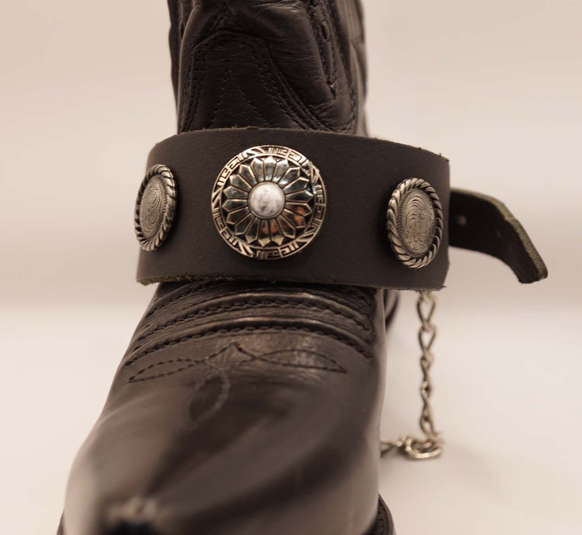 Leren zwarte laars riempjes concho's sierwerk en 1 concho met witte steen - riemen voor western laarzen - western boots riempjes - country & western laarzen versieren met riemen - accessoires voor laarzen - sierlijke riem voor hoge schoenen / laarzen