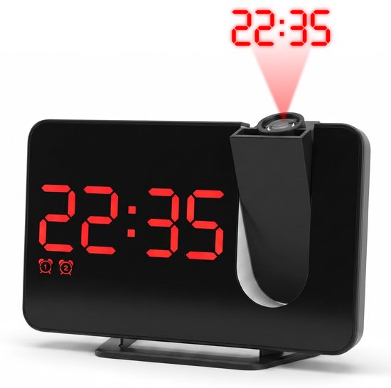 Zwarte digitale wekker met rode projectie van de tijd 22:35 op de muur en digitaal display.