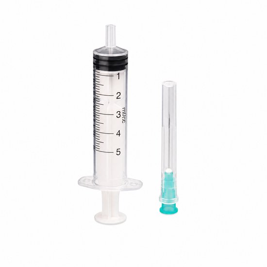 Een 5ml spuit met schaalverdeling van 1 tot 5 ml, naast een naald met een groene dop.